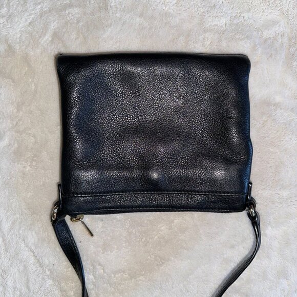 Elevate your style with this stunning Michael Kors crossbody bag. Crafted from l - Picture 8 of 13